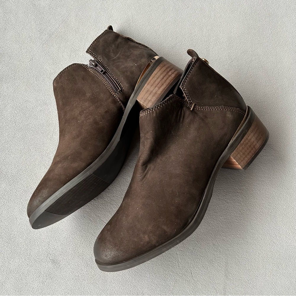 Steve Madden ~ Kessey ~ Brown Nubuck Leather Ankle Booties ~ Women’s Size 7